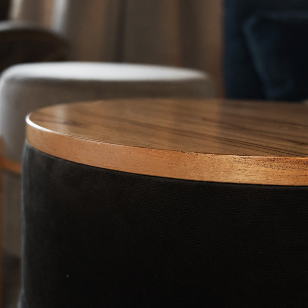 Detalle del sistema de transformación de la butaca LOOP a mesa auxiliar, mostrando su diseño funcional.