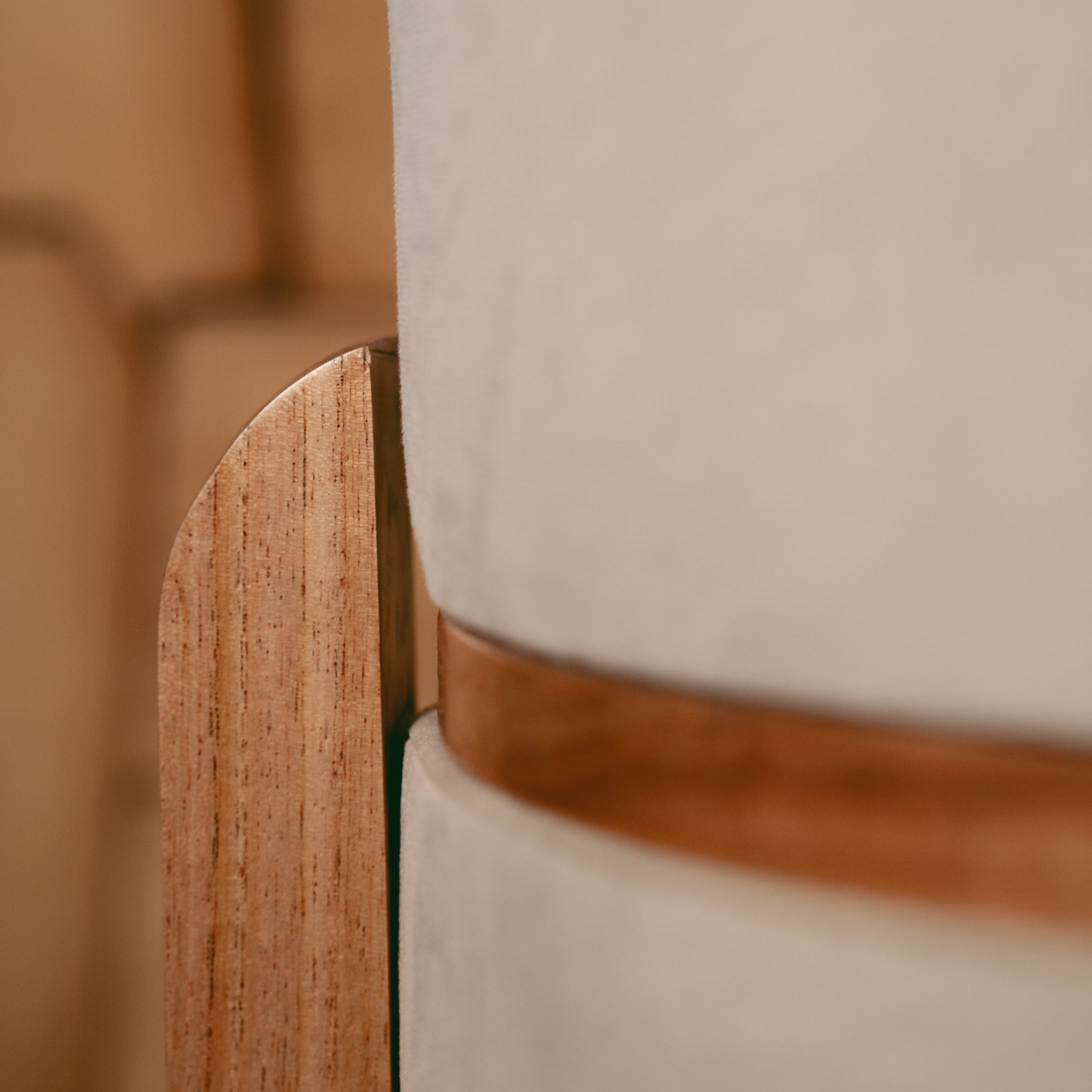 Detalle del sistema de transformación de la butaca LOOP a mesa auxiliar, mostrando su diseño funcional.