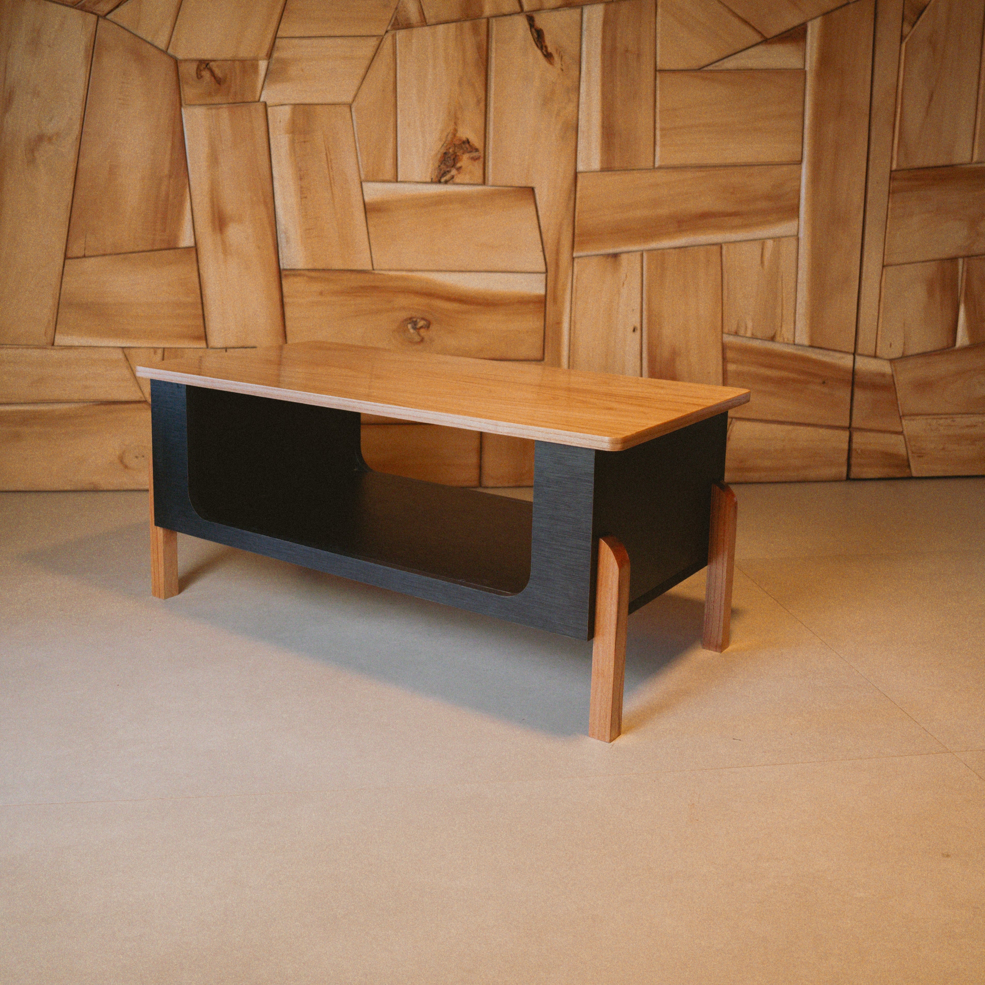 Mesa ratona LIFT en melamina de lino negro en posición baja