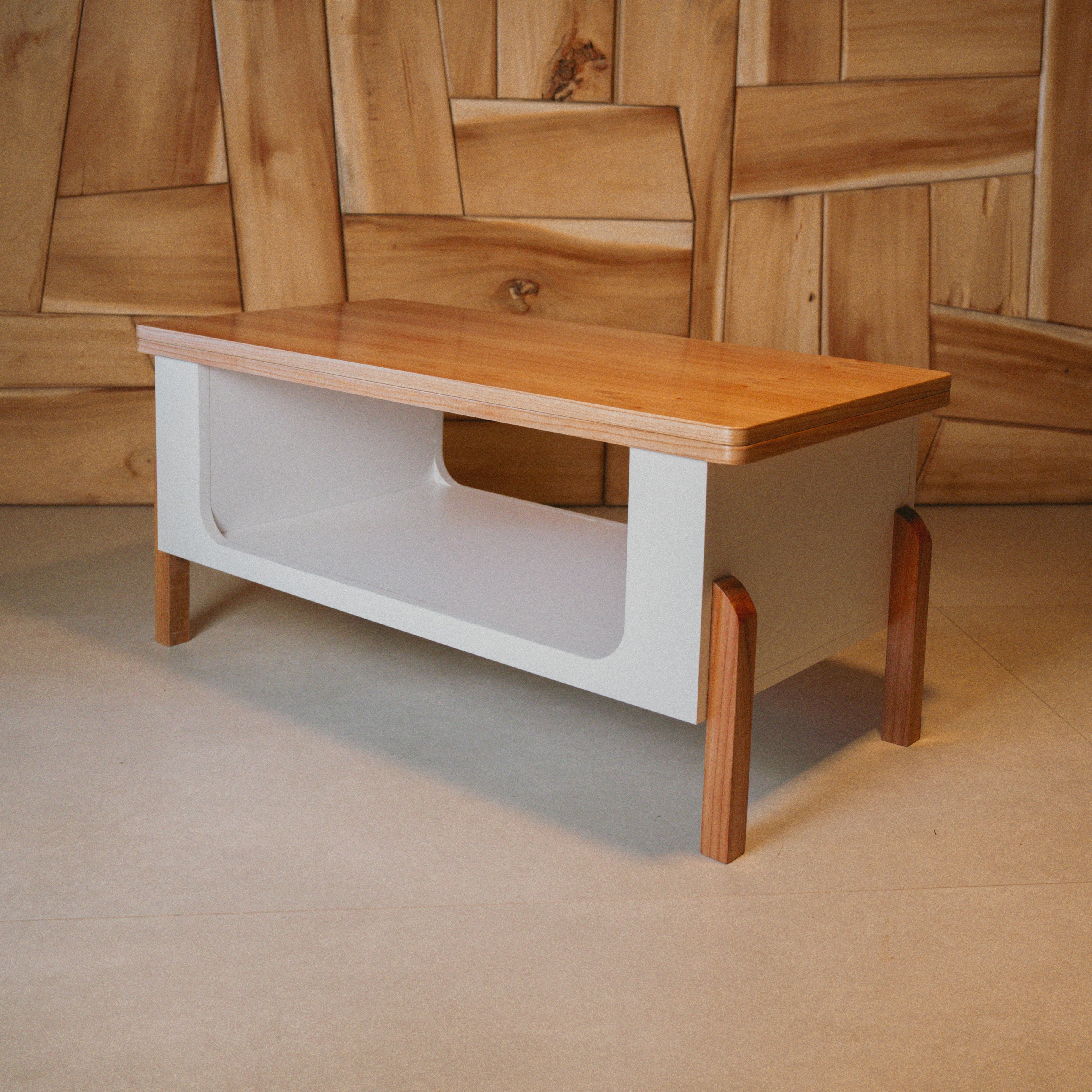 Mesa ratona elevable LIFT en ambiente minimalista, combinando funcionalidad y diseño moderno