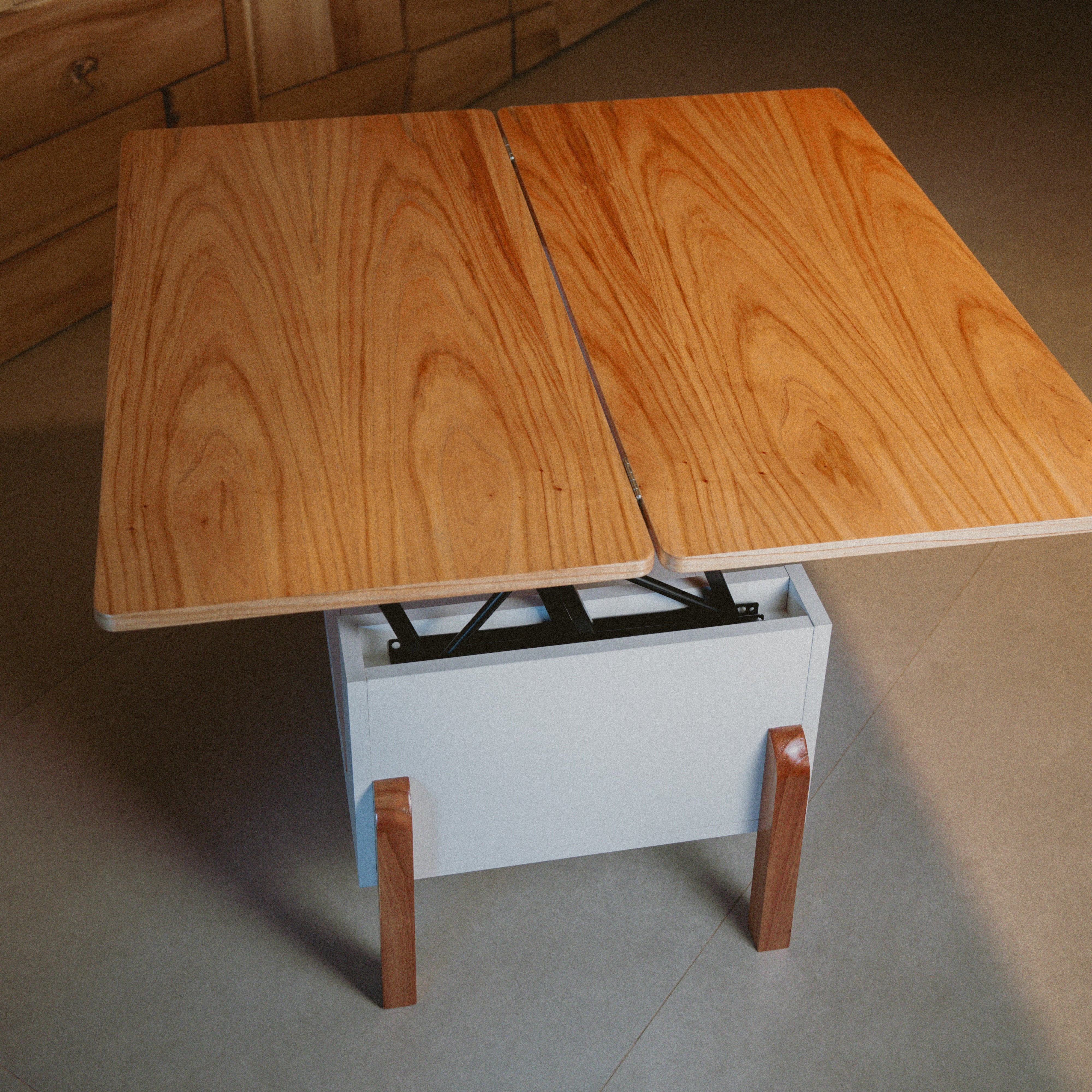 Mesa LIFT elevada como superficie de trabajo o comedor auxiliar en espacio reducido.