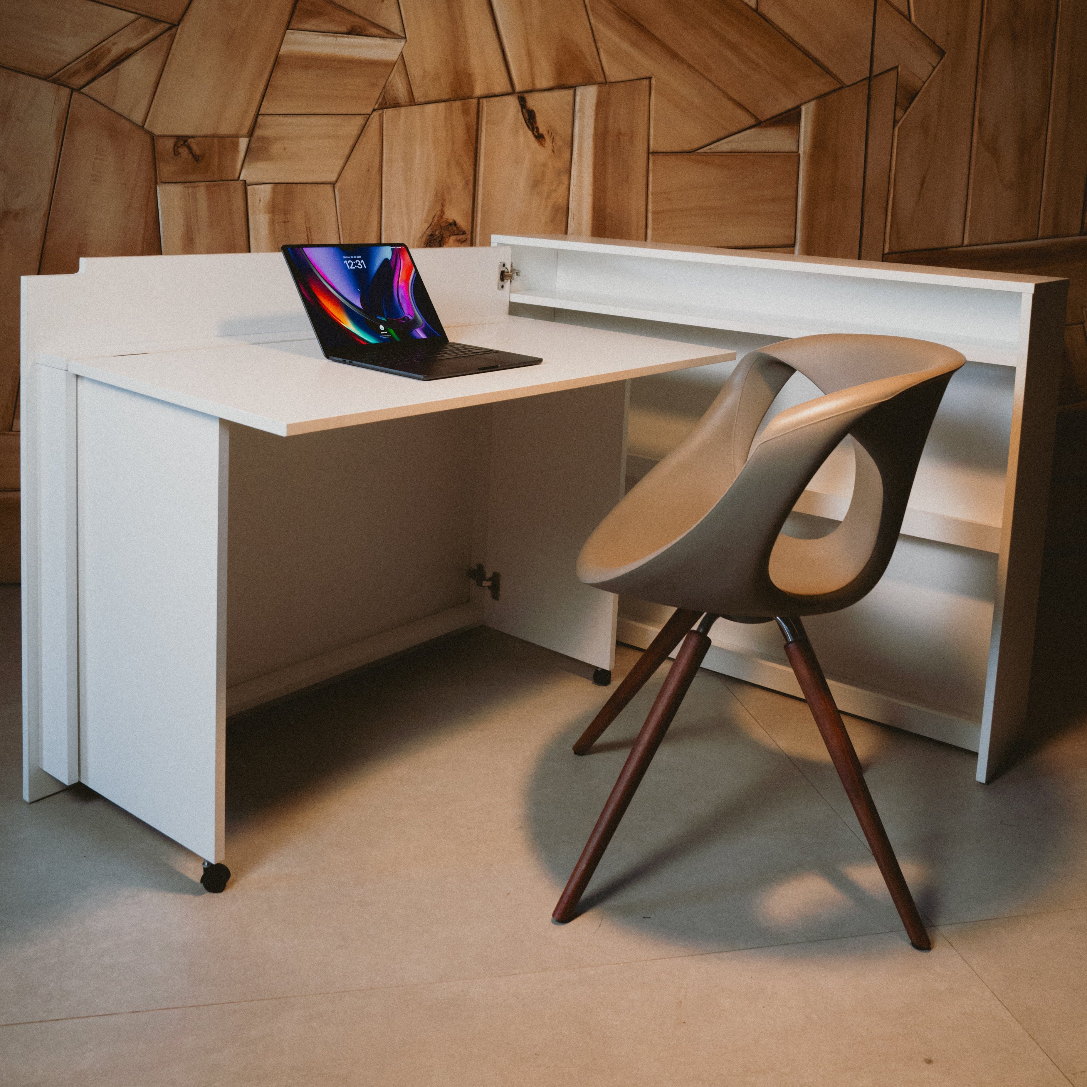 Escritorio FOLD desplegado en ambiente moderno, utilizado como estación de trabajo con notebook y accesorios