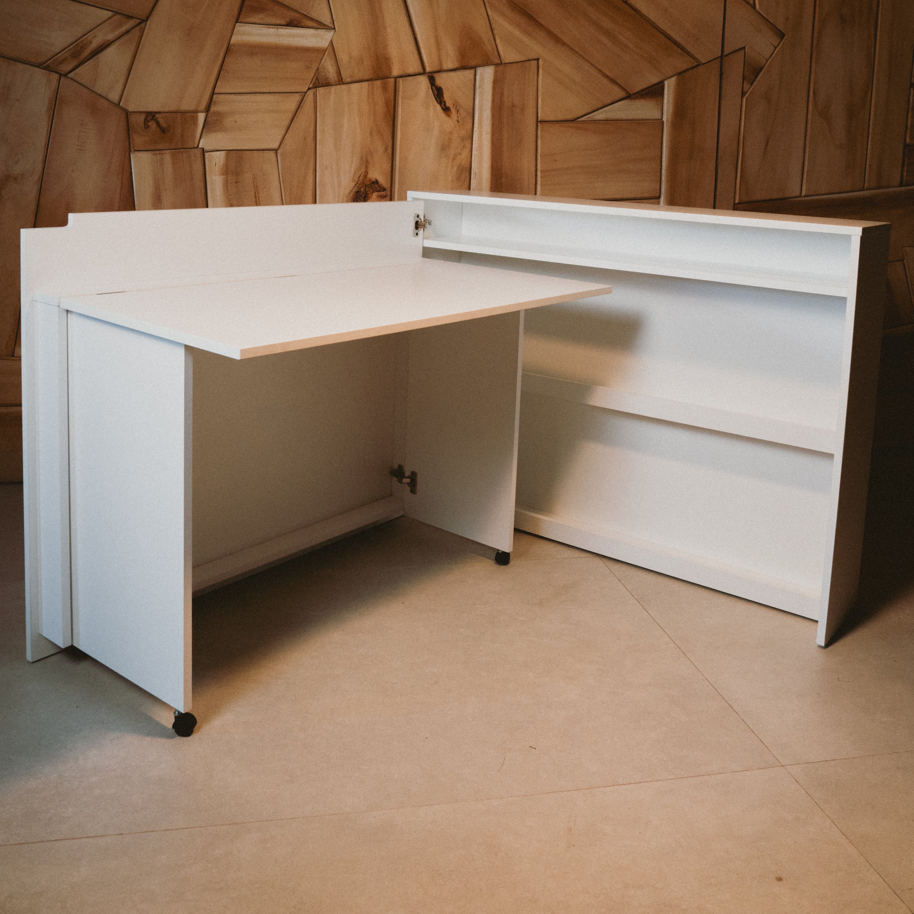 Escritorio FOLD desplegado en ambiente moderno, utilizado como estación de trabajo con notebook y accesorios