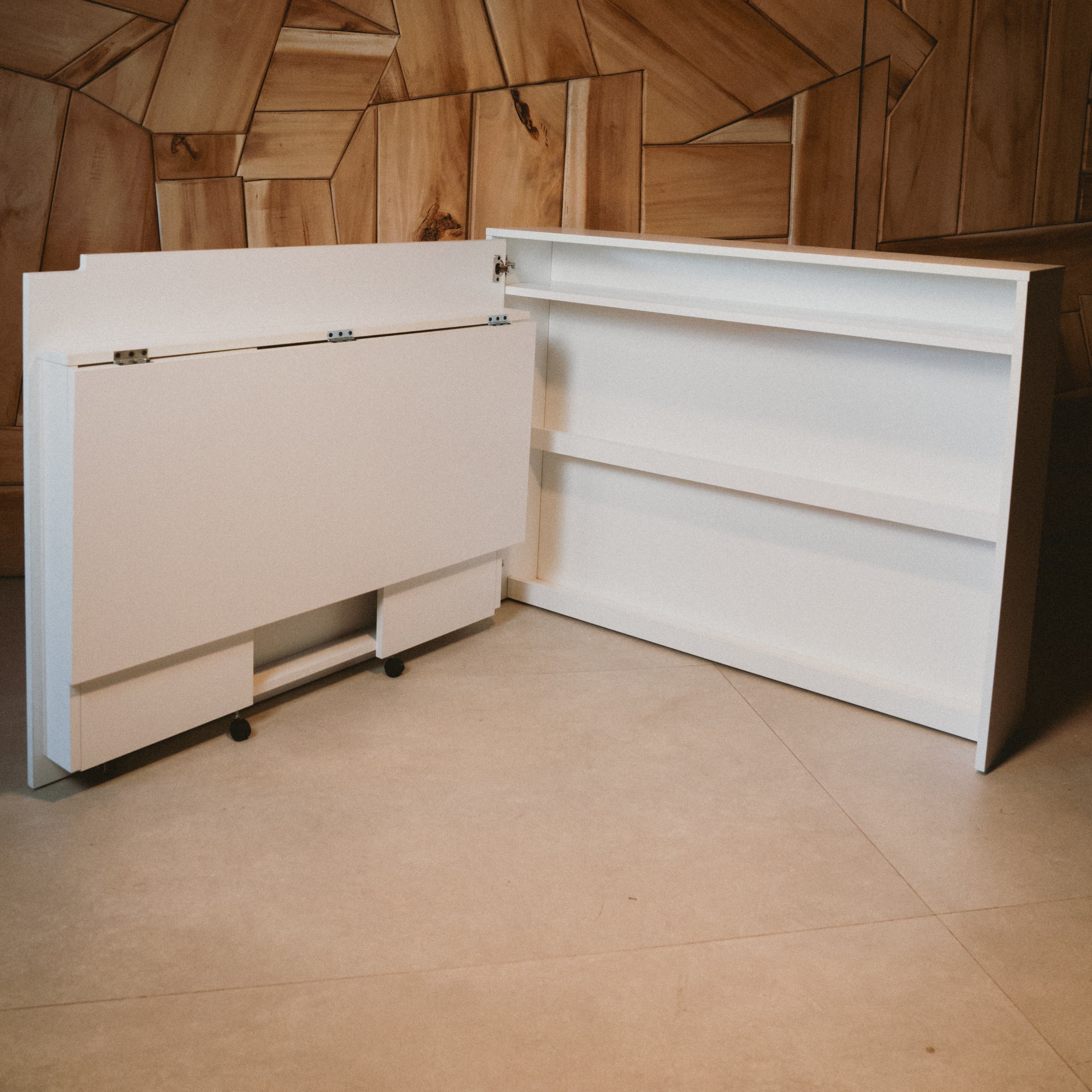 Escritorio FOLD desplegado en ambiente moderno, utilizado como estación de trabajo con notebook y accesorios.