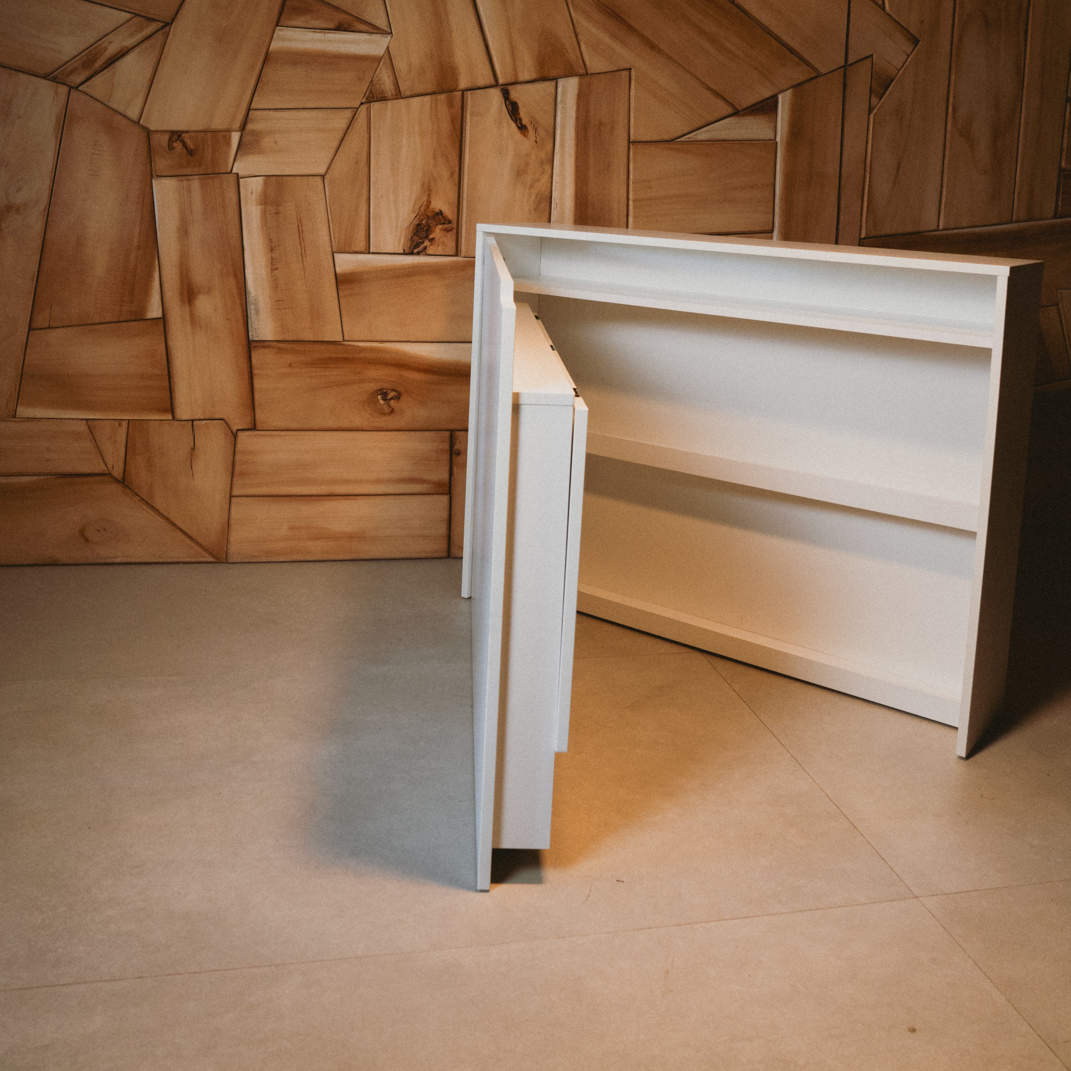 Escritorio FOLD plegado, ocupando espacio mínimo junto a la pared