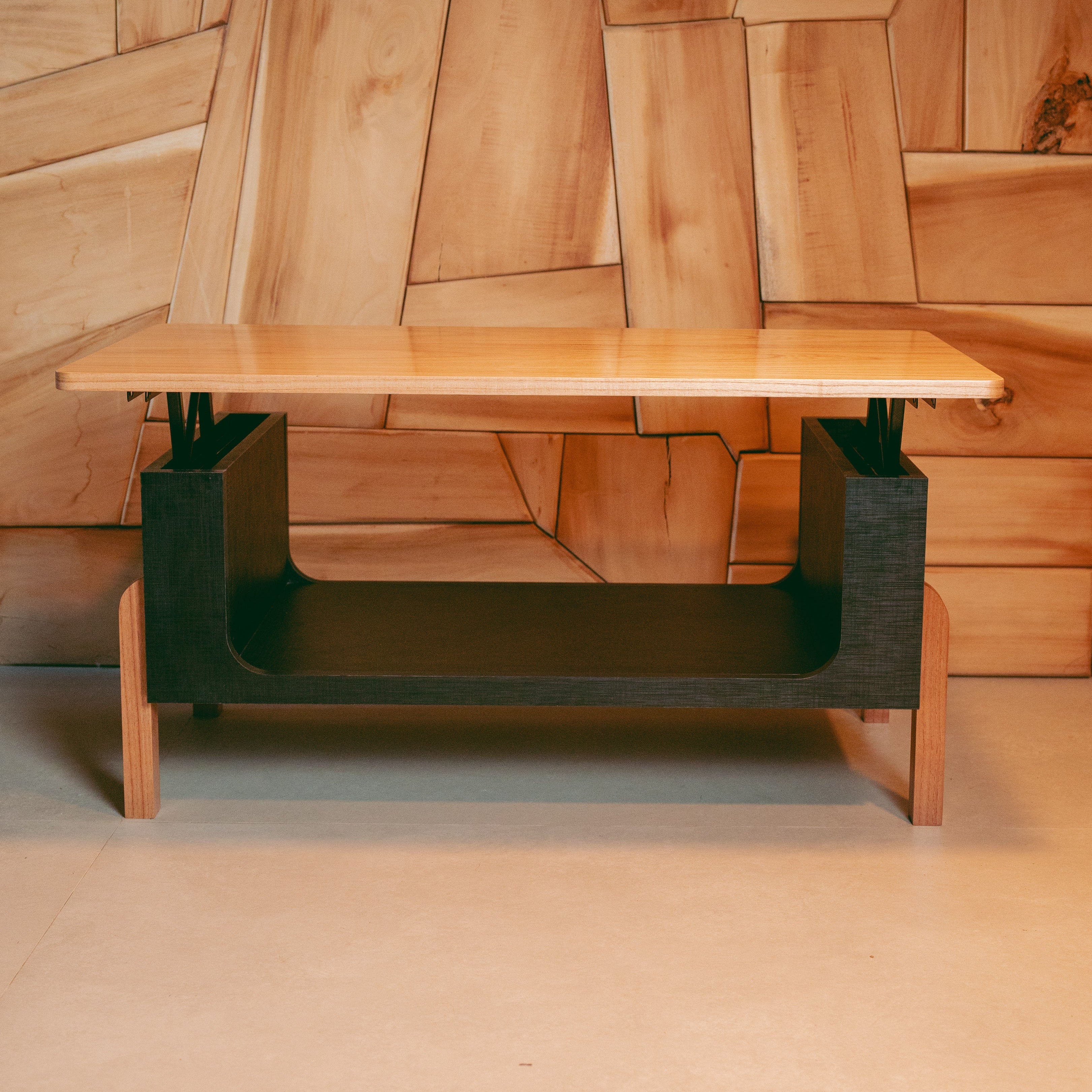 Mesa ratona LIFT en melamina de lino negro en posición elevada