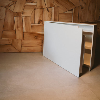 Escritorio FOLD plegado, ocupando espacio mínimo junto a la pared
