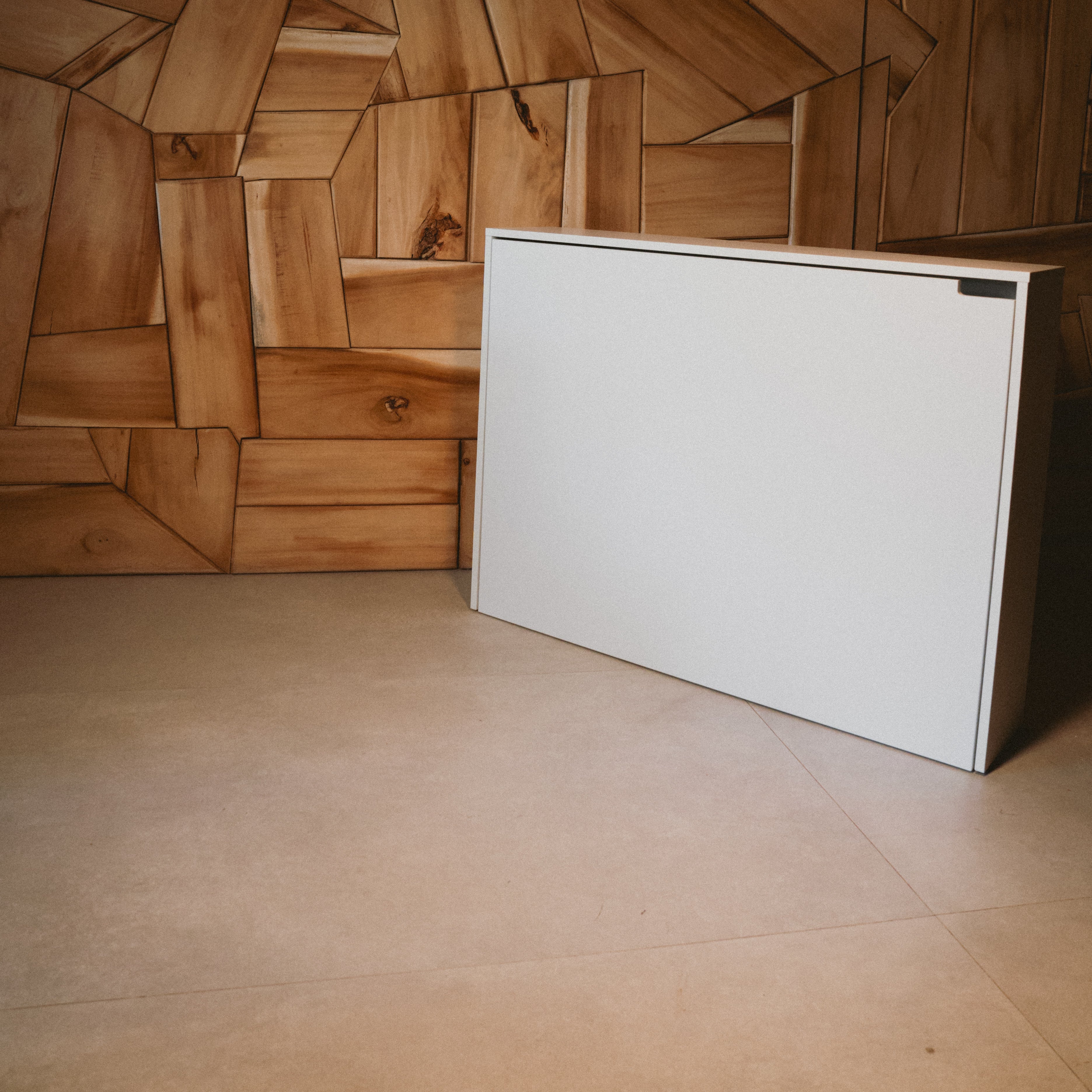 Escritorio FOLD plegado, ocupando espacio mínimo junto a la pared